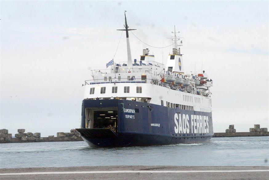 Πλοίο προσεγγίζει το λιμάνι της Σαμοθράκης (Eurokinissi)