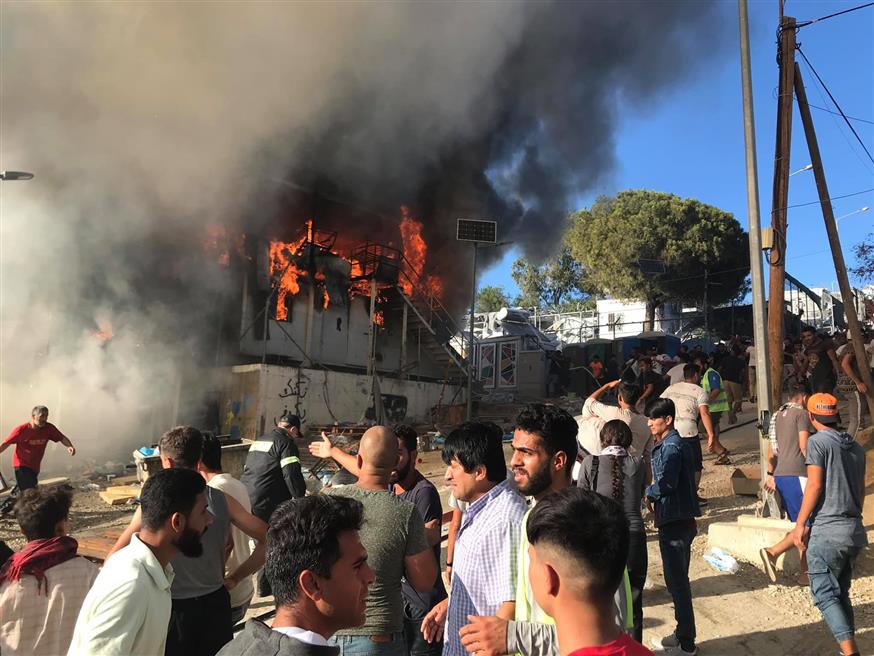 Φωτιά στον προσφυγικό καταυλισμό της Μόριας( Φωτογραφία: Facebook/Ihab Abassi)