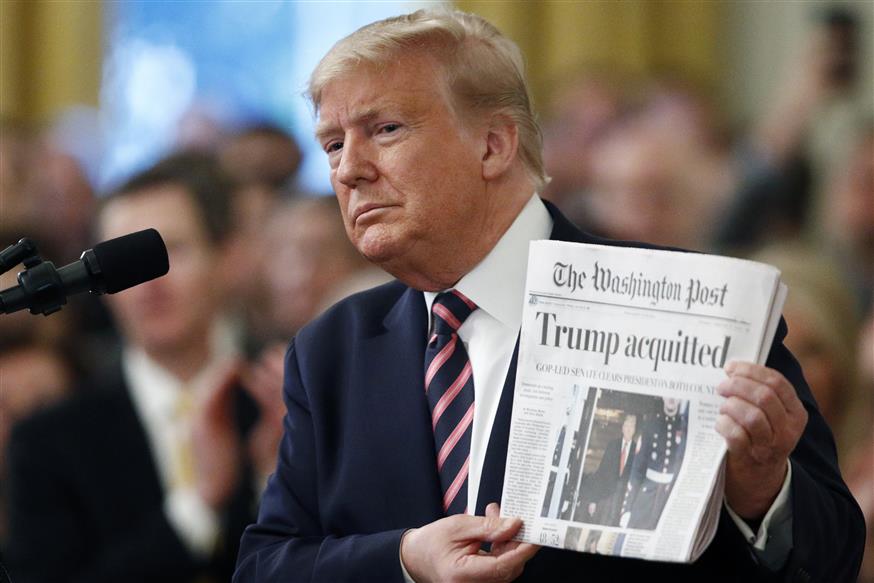 Ο πρόεδρος των ΗΠΑ κρατώντας στα χέρια του την Washington Post  (AP Photo/Patrick Semansky)