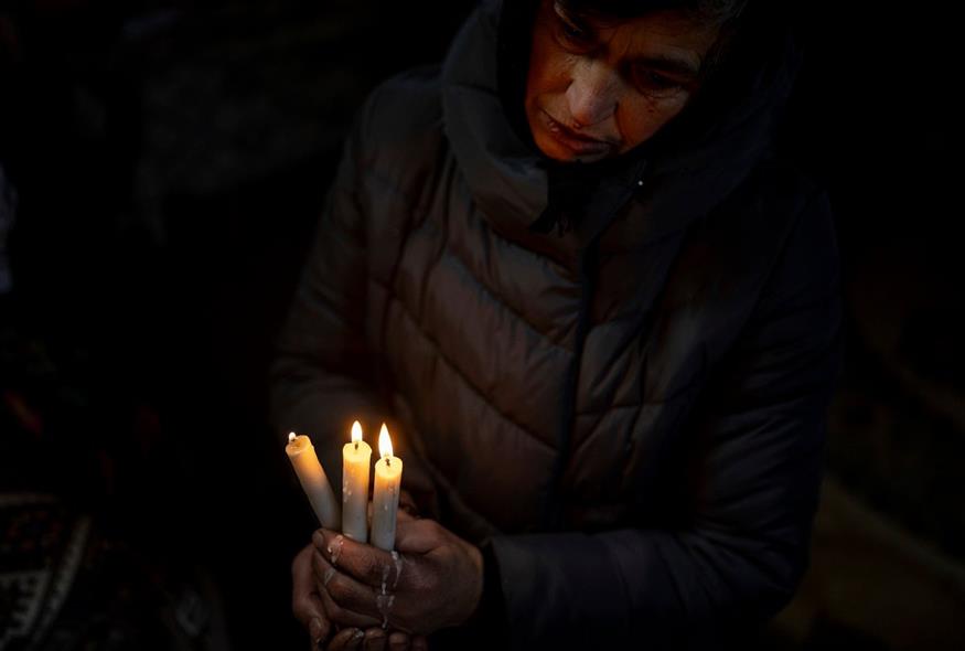 Γυναίκα προσεύχεται σε ναό της Ουκρανίας (AP Photo/Evgeniy Maloletka)