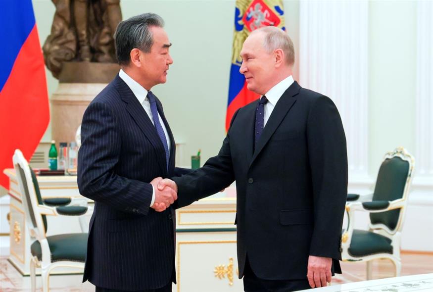 Ο Ουάνγκ Γι και ο Βλαντιμίρ Πούτιν (Anton Novoderezhkin, Sputnik, Kremlin Pool Photo via AP)