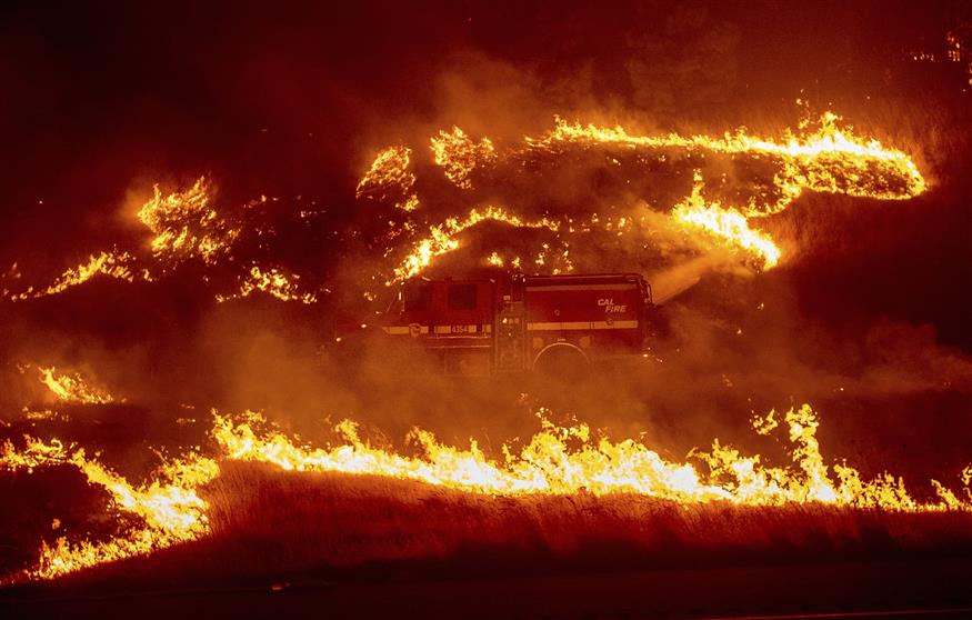 Οι φονικές πυρκαγιές σάρωσαν ξανά την Καλιφόρνια (AP/Noah Berger)