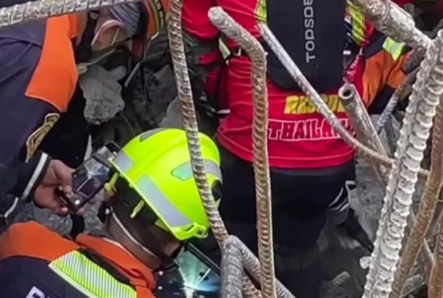 Διασώστες έχουν δύσκολο έργο μέσα στα ερείπια και με τις σιδερόβεργες να τους εγκλωβίζουν Διασώστες έχουν δύσκολο έργο μέσα στα ερείπια και με τις σιδερόβεργες να τους εγκλωβίζουν