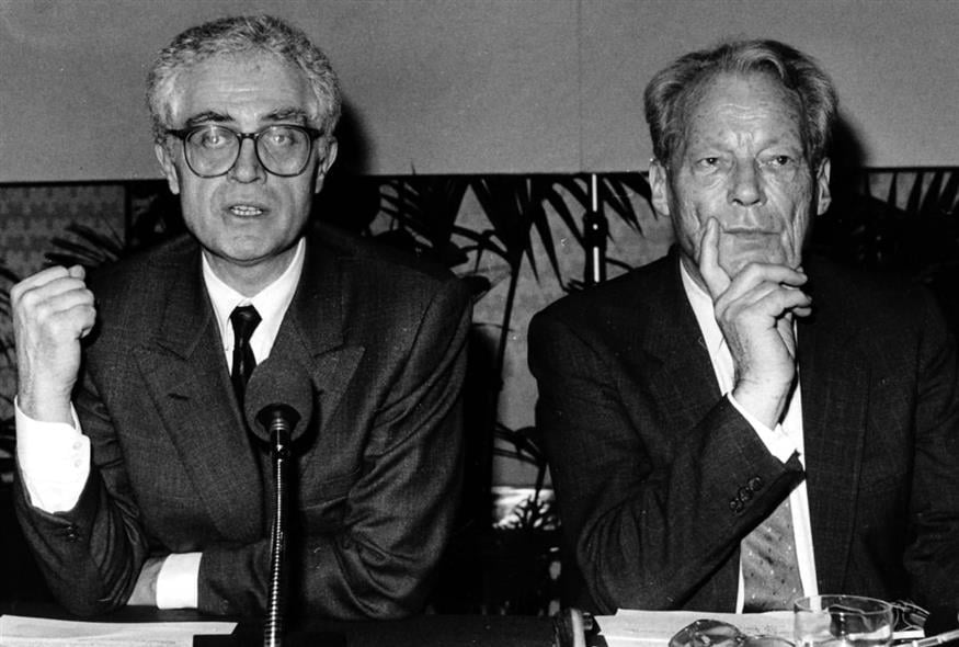 Ο Λιονέλ Ζοσπέν, αριστερά, και ο Βίλι Μπραντ, πρόεδρος της Σοσιαλιστικής Διεθνούς, κατά την εναρκτήρια συνεδρίαση του διήμερου Συνεδρίου της Σοσιαλιστικής Διεθνούς στη Ρώμη, το 1987 (AP)