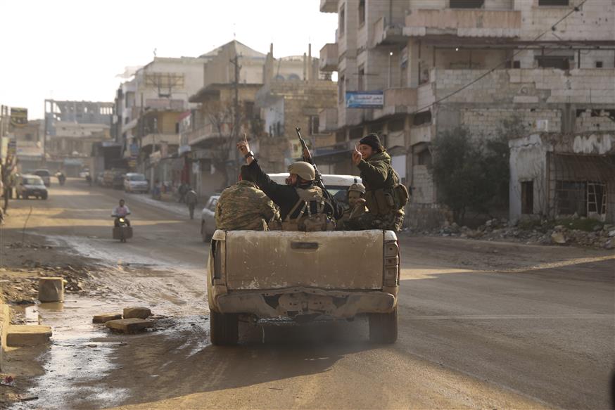 Σύροι αντάρτες κατευθύνονται προς τις δυνάμεις του Άσαντ στην Ιντλίμπ/(AP Photo/Ghaith Alsayed)