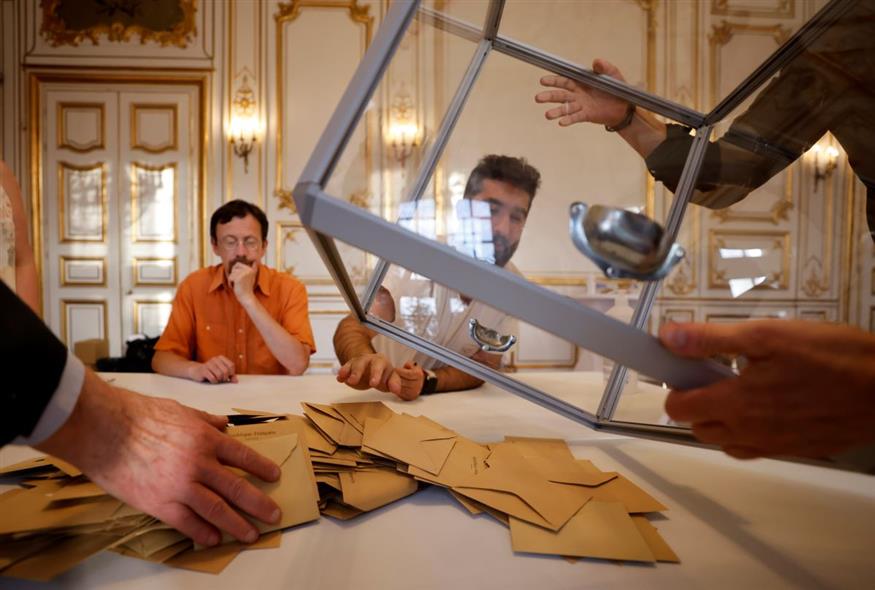 Καταμέτρηση των ψήφων σε εκλογικό τμήμα στη Γαλλία/AP Photos