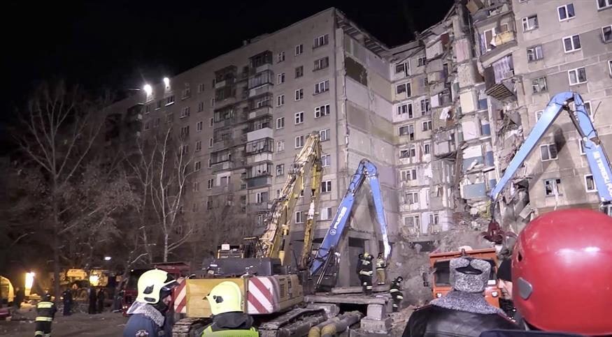 Κατάρρευση πολυκατοικίας στη Ρωσία (Russian Ministry for Emergency Situations photo via AP)