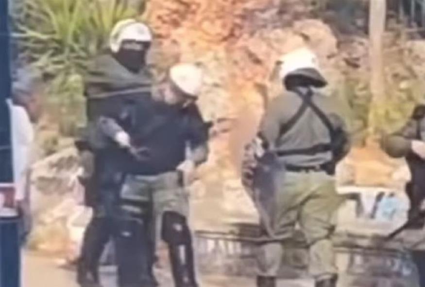 Αστυνομικός δίνει σφαλιάρα σε συνάδελφό του (INSTAGRAM)