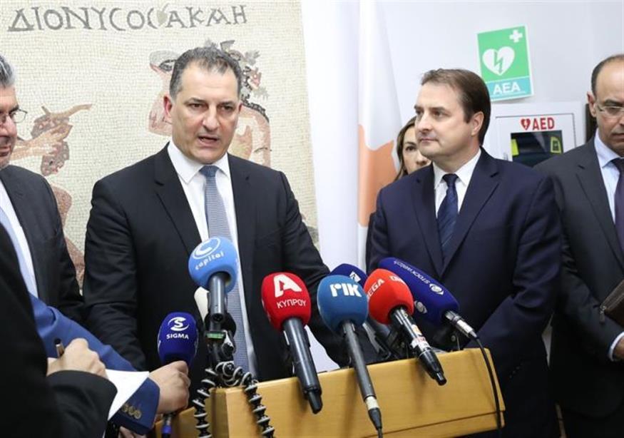 Ο υπουργός Ενέργειας της Κύπρου, Γιώργος Λακκοτρύπης (αριστερά) έκανε χθες στη Λευκωσία τα «αποκαλυπτήρια» του κοιτάσµατος. Δεξιά ο αντιπρόεδρος της ExxonMobil, Τρίσταν Ασπρεϊ