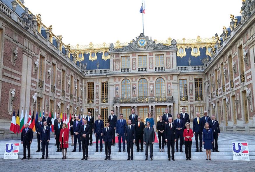 Η αναμνηστική φωτογραφία από την έκτακτη Σύνοδο Κορυφής στις Βερσαλίες / AP Photo / Michel Euler