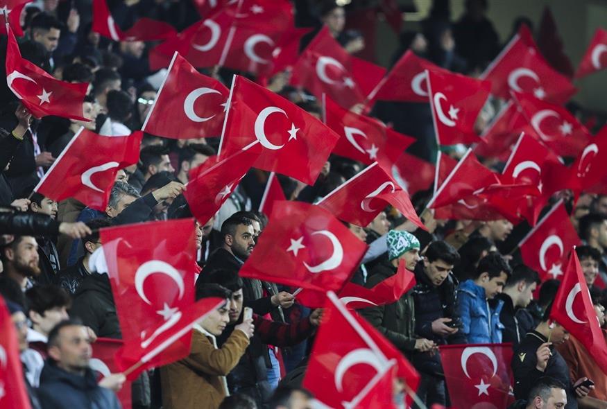 Τούρκοι φίλαθλοι στο γήπεδο (φωτογραφία αρχείου / Associated Press)