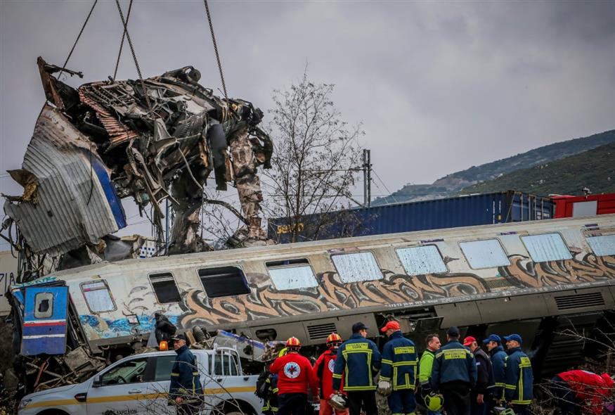 Το σημείο της εθνικής τραγωδίας στα Τέμπη (ΛΕΩΝΙΔΑΣ ΤΖΕΚΑΣ /EUROKINISSI)
