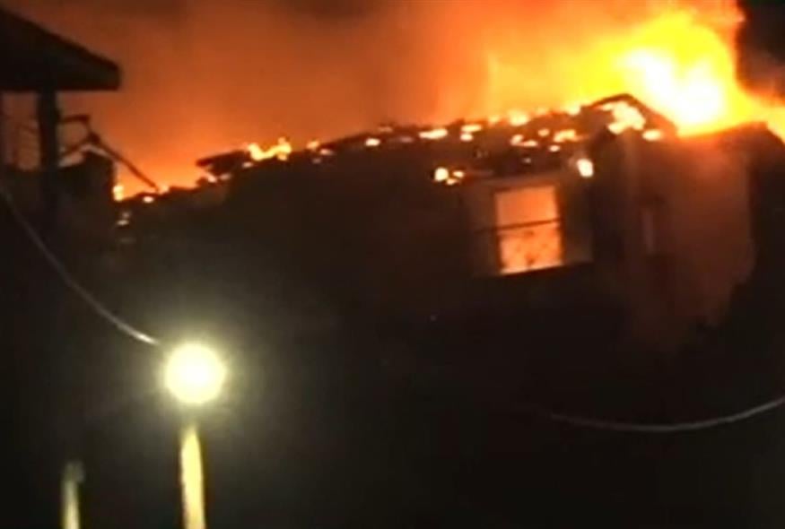 Σπίτι τυλίγεται στις φλόγες/MEGA TV - Video caption