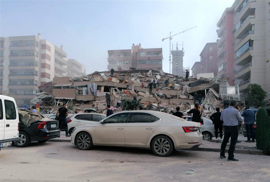 Κατάρρευση κτιρίου στη Σμύρνη μετά τον σεισμό στη Σάμο/Copyright: AP Images