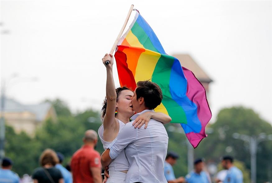 Ομόφυλο ζευγάρι σε Pride παρέλαση  (AP Photo/Vadim Ghirda, file)