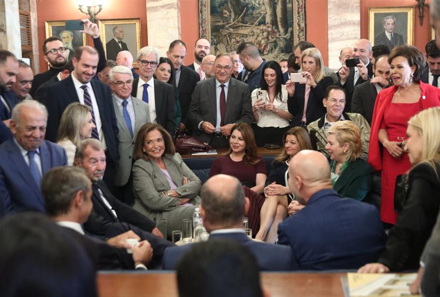 Χαλαρή κουβέντα του πρωθυπουργού και βουλευτών της ΝΔ στο εντευκτήριο της Βουλής