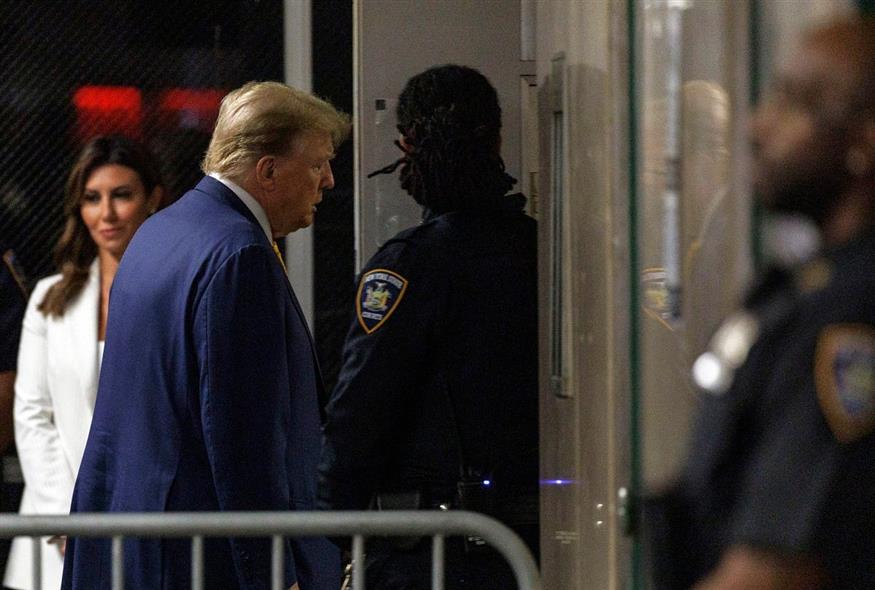 Ο Τραμπ κατά την είσοδό του στο δικαστήριο  (Sarah Yenesel/Pool Photo via AP)