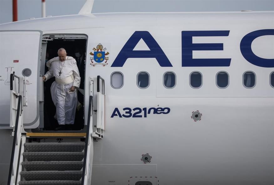 Ο Πάπας Φραγκίσκος κατεβαίνει τις σκάλες του αεροσκάφους/ΓΙΩΡΓΟΣ ΚΟΝΤΑΡΙΝΗΣ/EUROKINISSI