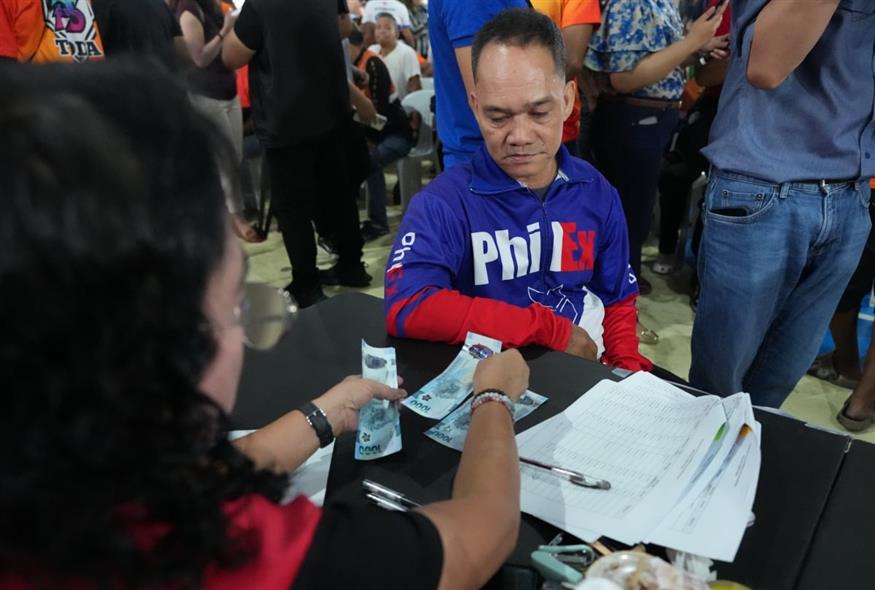 Oδηγός τρίκυκλου λαμβάνει οικονομική ενίσχυση από την κυβέρνηση για να καλύψει τις ανάγκες διαβίωσής του, καθώς οι τιμές του πετρελαίου συνεχίζουν να αυξάνονται στη Μανίλα των Φιλιππίνων (ΑP)