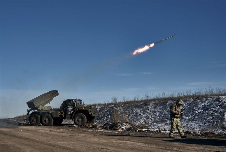 Πύραυλος στην Ουκρανία (AP Photo/Libkos)