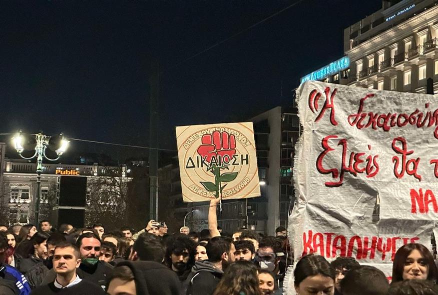 Απαίτηση για δικαίωση στο συλλαλητήριο για τα Τέμπη στο Σύνταγμα (ethnos.gr/Μάγδα Μπακούση)