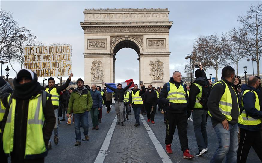 Διαδηλωτές μπροστά από την Αψίδα του Θριάμβου (AP Photo/Thibault Camus)