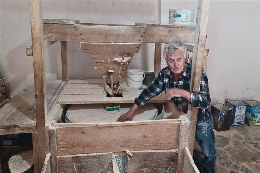 Ο Μπάμπης Γαλανός εξηγεί πώς αλέθεται το αλεύρι στον νερόμυλο | © Χριστίνα Τσαμουρά Ο Μπάμπης Γαλανός εξηγεί πώς αλέθεται το αλεύρι στον νερόμυλο | © Χριστίνα Τσαμουρά