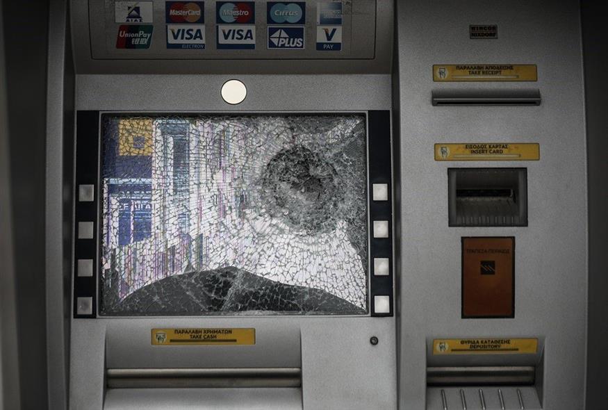Μπαράζ επιθέσεων σε τράπεζες στην Αθήνα (φωτογραφία αρχείου / Eurokinissi)