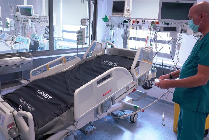 Κρεβάτι και μόνιτορ