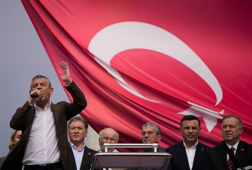 Επίθεση του Οζγκιούρ Οζέλ στον Ερντογάν (AP)