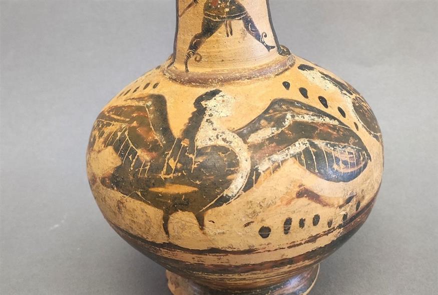 Τριφυλλόσχημη οινοχόη