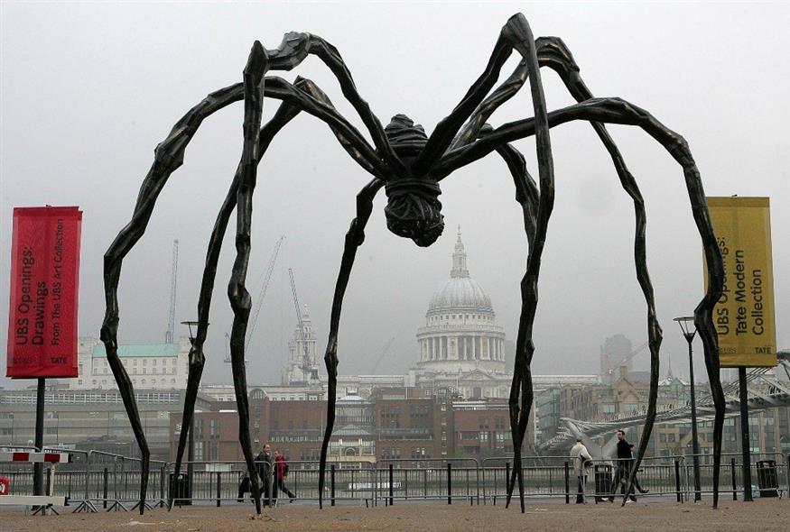 Η γιγαντιαία αράχνη γλυπτό της Λουίζ Μπουρζουά έξω από την Tate Modern στο Λονδίνο (AP photo)