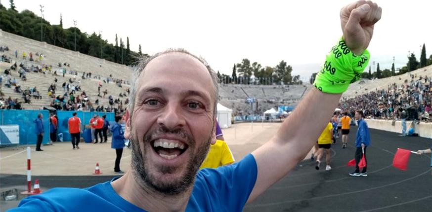 O Γιώργος Κακαβάνης κατά τον τερματισμό του στον Κλασσικό Μαραθώνιο της Αθήνας