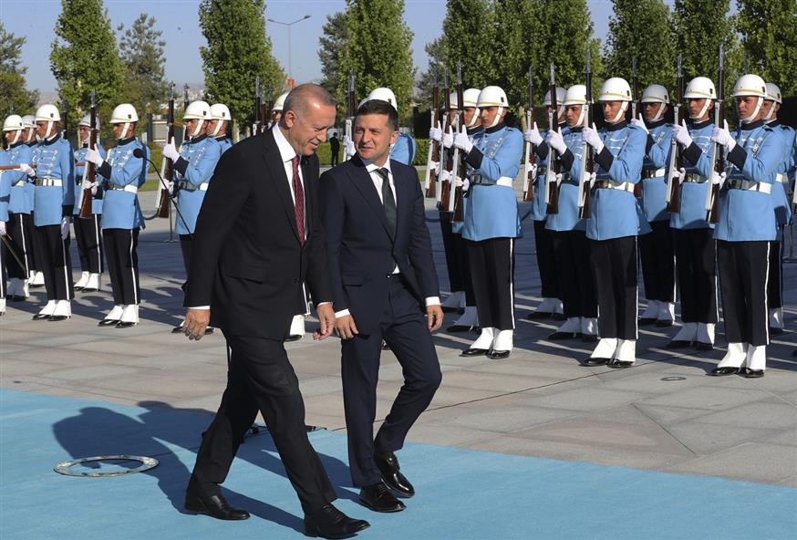 Οι πρόεδροι της Τουρκίας, Ρ.Τ. Ερντογάν, και της Ουκρανίας, Βολοντίμιρ Ζελένσκι (Presidential Press Service via AP, Pool)