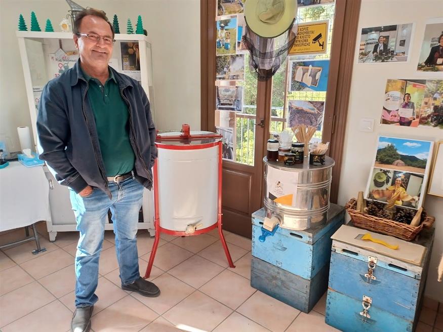 Ο Μπάμπης Αθανασίου, μελισσοπαραγωγός της ΚΟΙΝΣΕΠ «Μέλισσα των Αγράφων» | © Χριστίνα Τσαμουρά Ο Μπάμπης Αθανασίου, μελισσοπαραγωγός της ΚΟΙΝΣΕΠ «Μέλισσα των Αγράφων» | © Χριστίνα Τσαμουρά