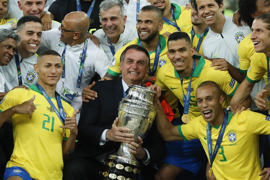 Ο Ζαΐρ Μπολσονάρο δεν δίστασε να… εισβάλει στην πανηγυρική φωτό της Εθνικής Βραζιλίας (AP Photo/Victor R. Caivano)