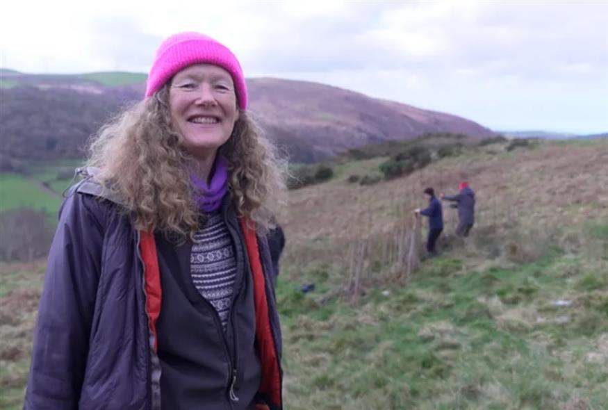 Γυναίκα σε χωριό στην Ουαλία