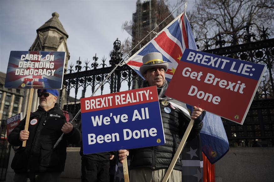 Οι αντι-Brexit οπαδοί συνεχίζουν να διαμαρτύρονται (AP Photo/Matt Dunham)