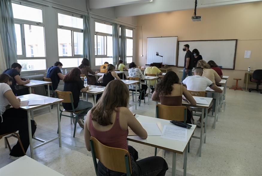Μαθητές στην τάξη  (ΜΙΧΑΛΗΣ ΚΑΡΑΓΙΑΝΝΗΣ/EUROKINISSI)