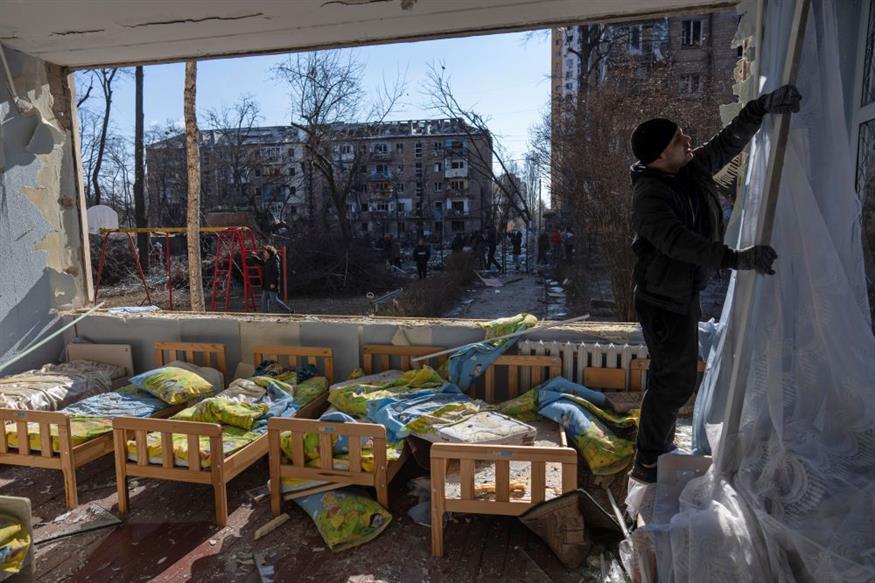 Βομβαρδισμένο σχολείο στο Κίεβο / AP Photo / Rodrigo Abd