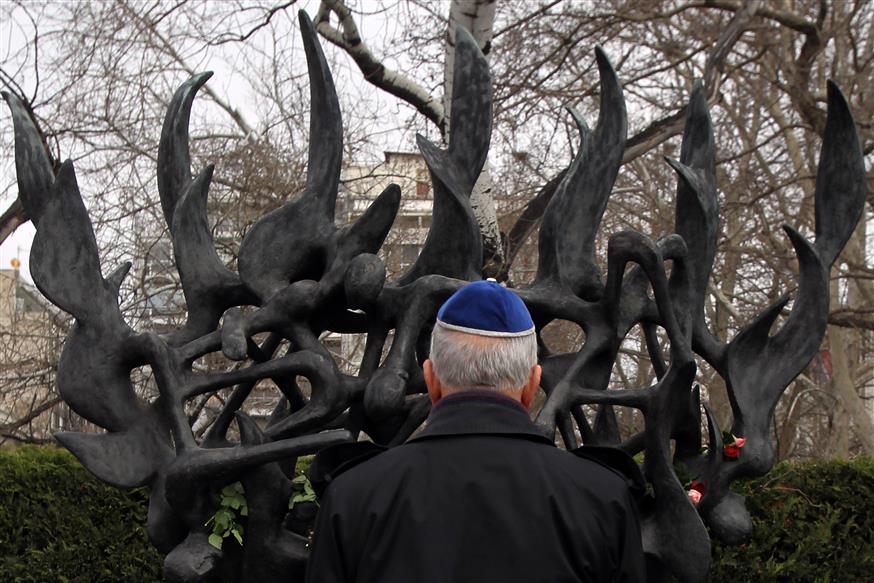 Λεζαντα: Με δέος μπροστά στο μνημείο του Ολοκαυτώματος στη Θεσσαλονίκη. Ο Μαξ Μέρτεν ευθυνόταν για την εξόντωση 50.000 Εβραίων της πόλης. Δεν πλήρωσε ποτέ, ουσιαστικά, για τα εγκλήματά του. AP Photo/Nikolas Giakoumidis