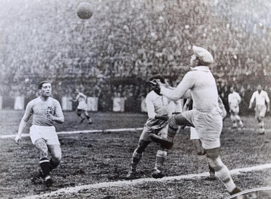 Σπάνια φωτογραφία: ο Μεάτσα προσπαθεί να πετύχει γκολ στον έλληνα τερματοφύλακα Αχιλλέα Γραμματικόπουλο. Σπάνια φωτογραφία: ο Μεάτσα προσπαθεί να πετύχει γκολ στον έλληνα τερματοφύλακα Αχιλλέα Γραμματικόπουλο.