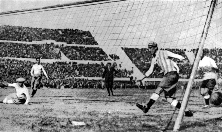 Πρώτος τελικός Παγκοσμίου Κυπέλλου, 1930 στην Ουρουγουάη και σκοράρει η Αργεντινή/ copyright: AP PHOTOS