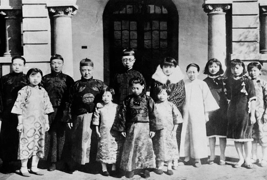 Ο Τελευταίος Αυτοκράτορας, στη μέση με τα γυαλιά, και η οικογένειά του στην εξορία