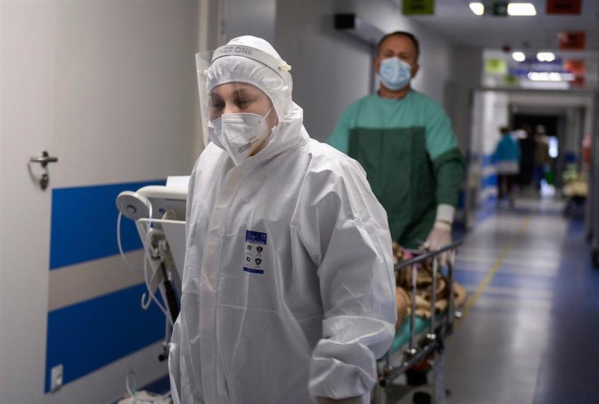 Υγειονομικοί σε νοσοκομείο στην Πολωνία (AP Photo/Omar Marques)