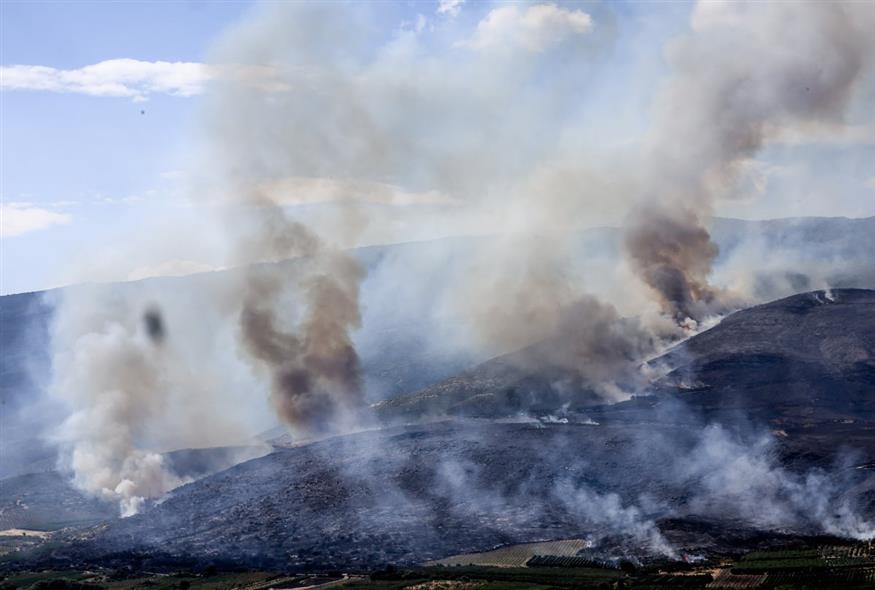 Άνιση η μάχη με τις φλόγες στη Λάρισα - Εικόνες από το μέτωπο