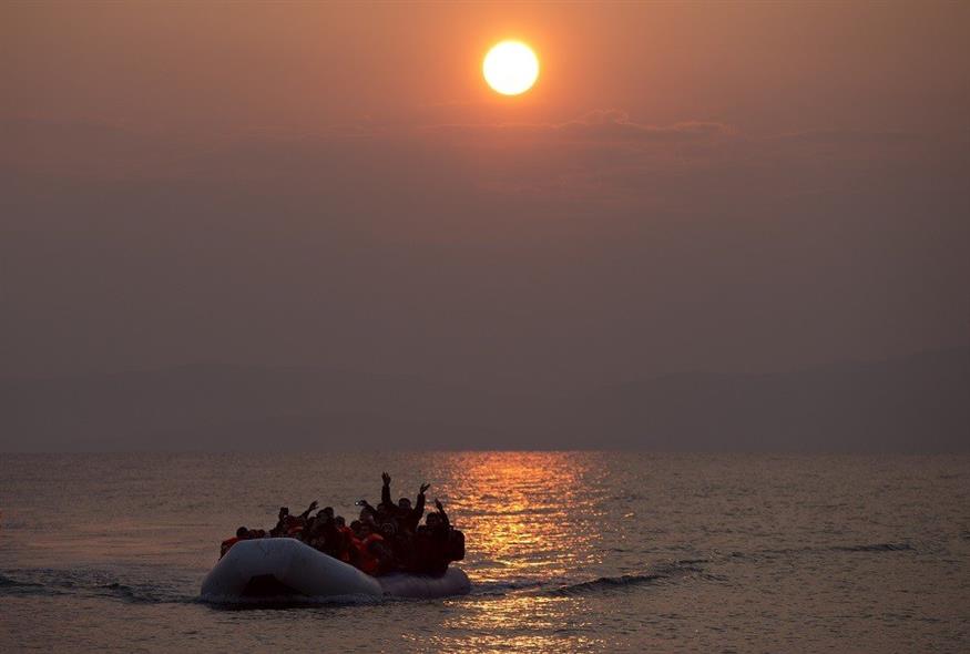 Μετανάστες φτάνουν στις ελληνικές ακτές από την Τουρκία (φωτογραφία αρχείου / Associated Press)