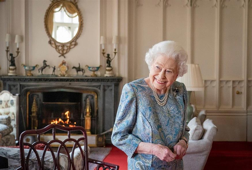 Μετά από 70 χρόνια στο θρόνο της Βρετανίας, η βασίλισσα Ελισάβετ δυσκολεύεται να ανταπεξέλθει στις υποχρεώσεις της λόγω προβλημάτων υγείας (φωτογραφία αρχείου / Associated Press)