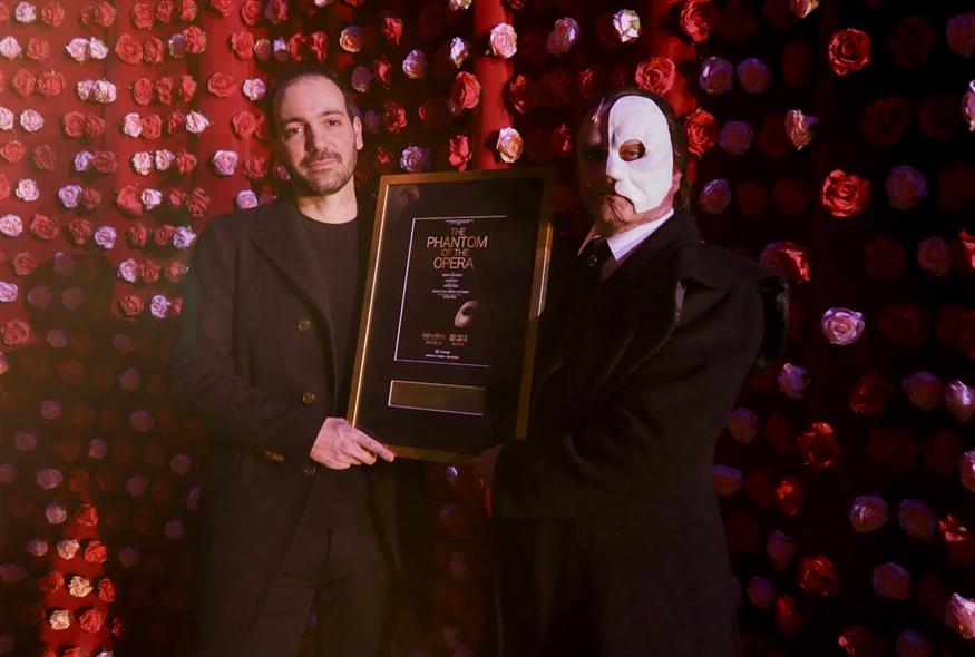 O Γιώργος Ισαάκ, παραγωγός της παράστασης στην Ελλάδα και συμπαραγωγός της παγκόσμιας περιοδείας, και ο πρωταγωνιστής του musical Tim Howar, με το βραβείο που τους απονεμήθηκε