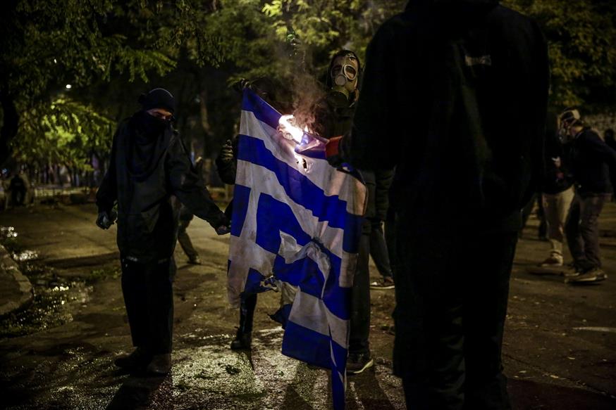 Κουκουλοφόροι καίνε την ελληνική σημαία (Eurokinissi / Στέλιος Μίσινας)